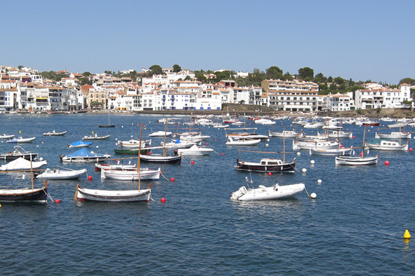 Boats floating on the sea at Cadeques (Photo: Ronan Crowley via Flickr)