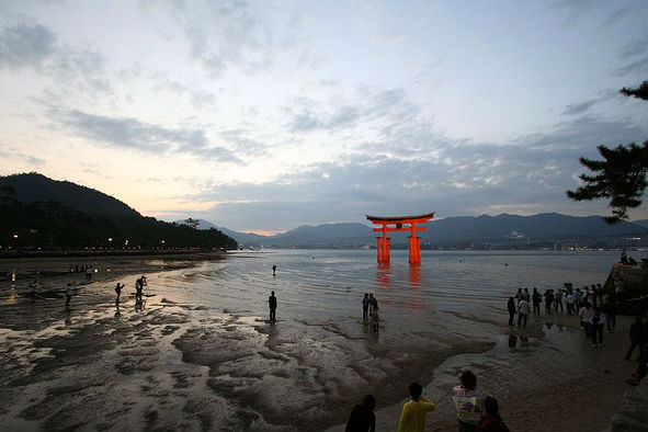 The Itsukushima Shrine, on the waterfront of Miyajima. (Photo: exilism via Flickr)
