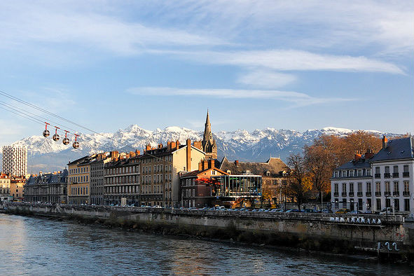 Grenoble and its cable car. (Photo: Laurent Espitallier via Flickr)