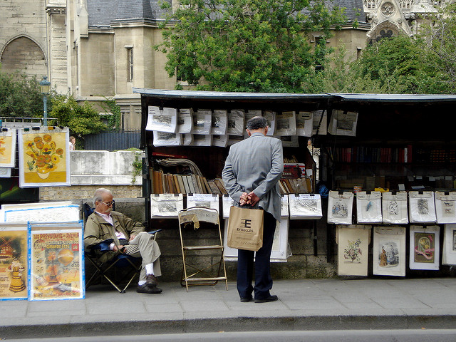 The bouquinistes sell vintage books and paintings (Image by Carles Tomas Marti on Flickr)