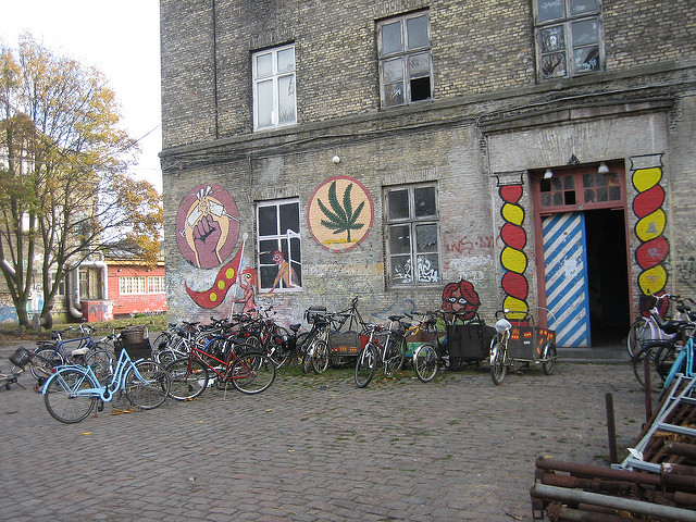 A graffiti covered building in Christiania (Photo: Kieran Lynham via Flickr)