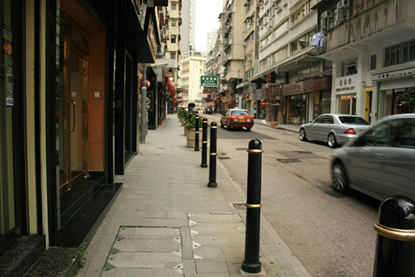 Antique shops along Hollywood Road (Photo: D Kho via Flickr)