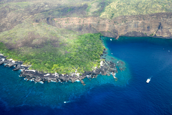 In 1866 Mark Twain visited Kealakekua Bay where Captain Cook, the first European explorer, landed in Hawaii. (Photo: Hawaii Tourism Authority (HTA) / Cameron Brooks) 
