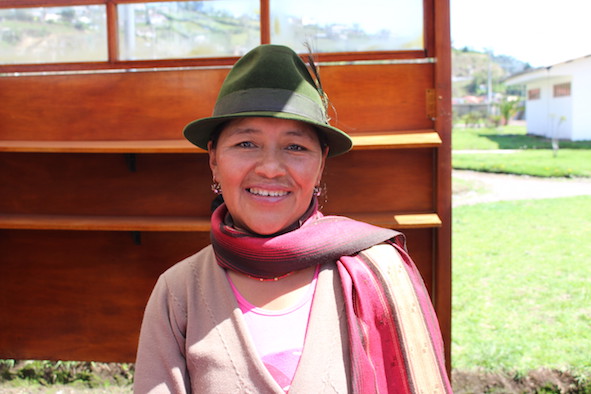 Ecuadorian woman selling crafts by the tracks (Photo: Tracy Kaler)