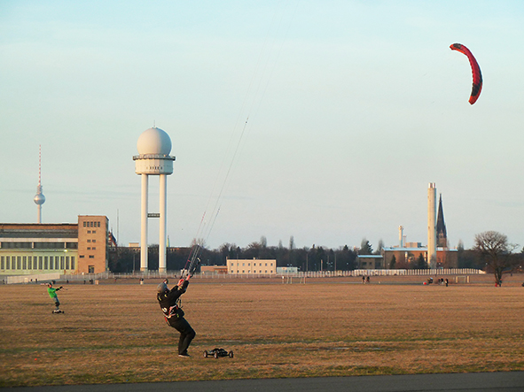 Kite-flying on a one-time landing strip, only in Tempelhof feld, Neukölln. (Photo: screenpunk via Flickr)