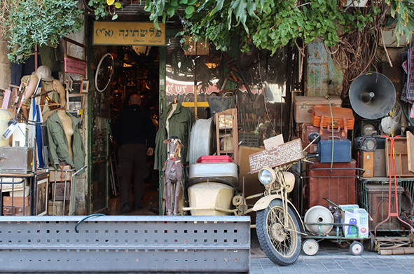 An antique shop in Jaffa (Photo: Tiffanie Wen)