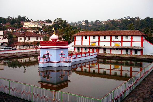 The temple tank of Omkareshwara Temple in Madikeri (Photo: Pratheepps via Wikimedia)