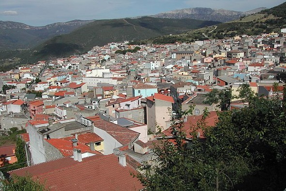 The roofs of Orgosolo below the Supramonte Plateau (Photo: Aldo Ardetti via Wikipedia)