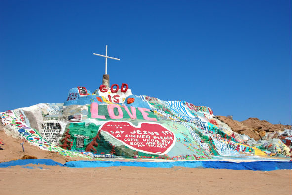 Salvation Mountain (Photo: Jen via Flickr / CC BY 2.0)