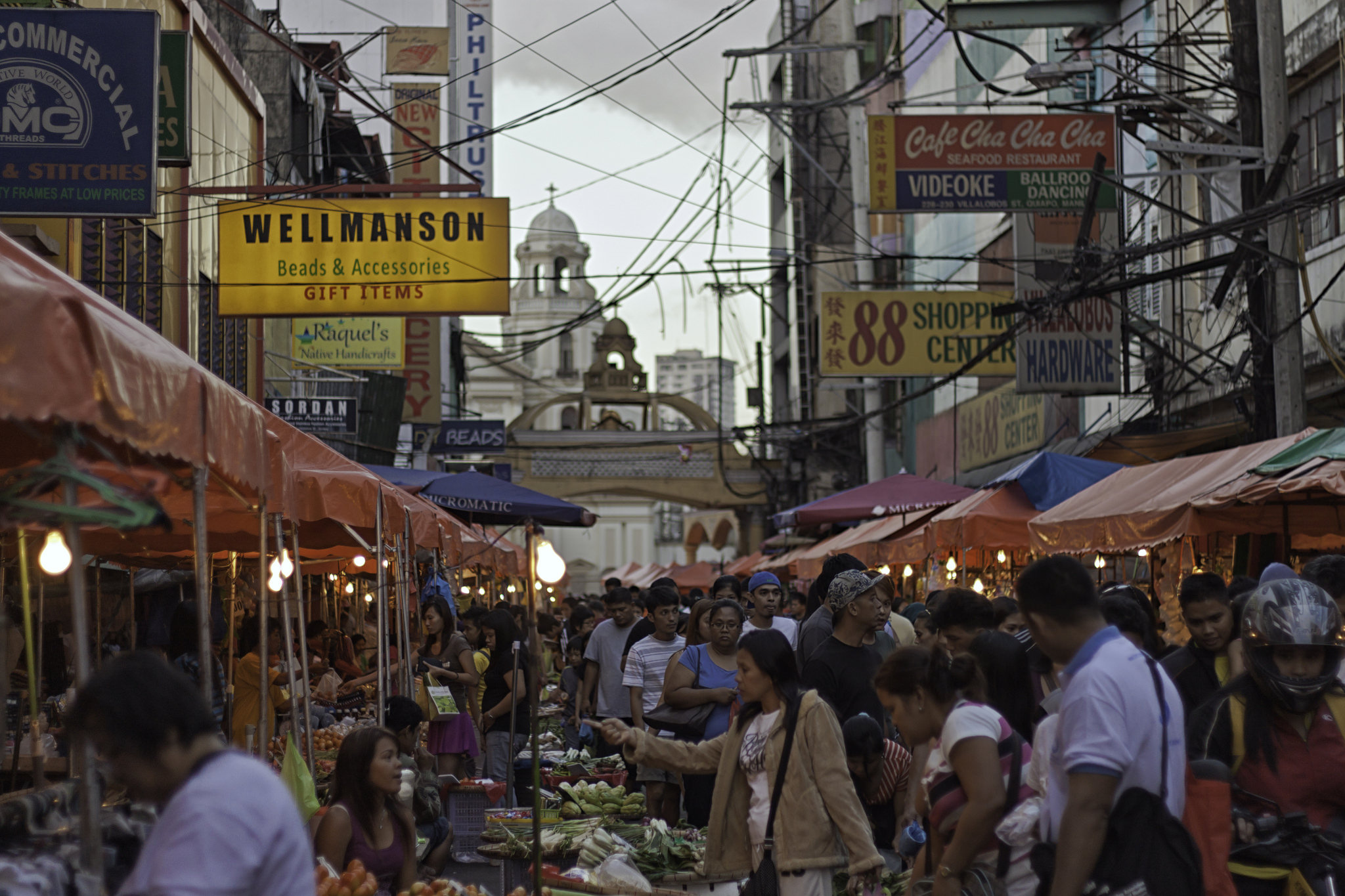 Visitors browse stalls in Manila's Chinatown (Photo: Claudio Accheri via Flickr)