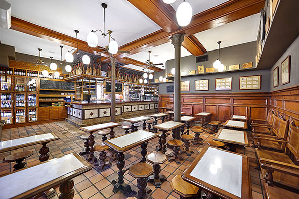 Pintxos bar and taverna tables (Photo: La Viña del Ensanche)