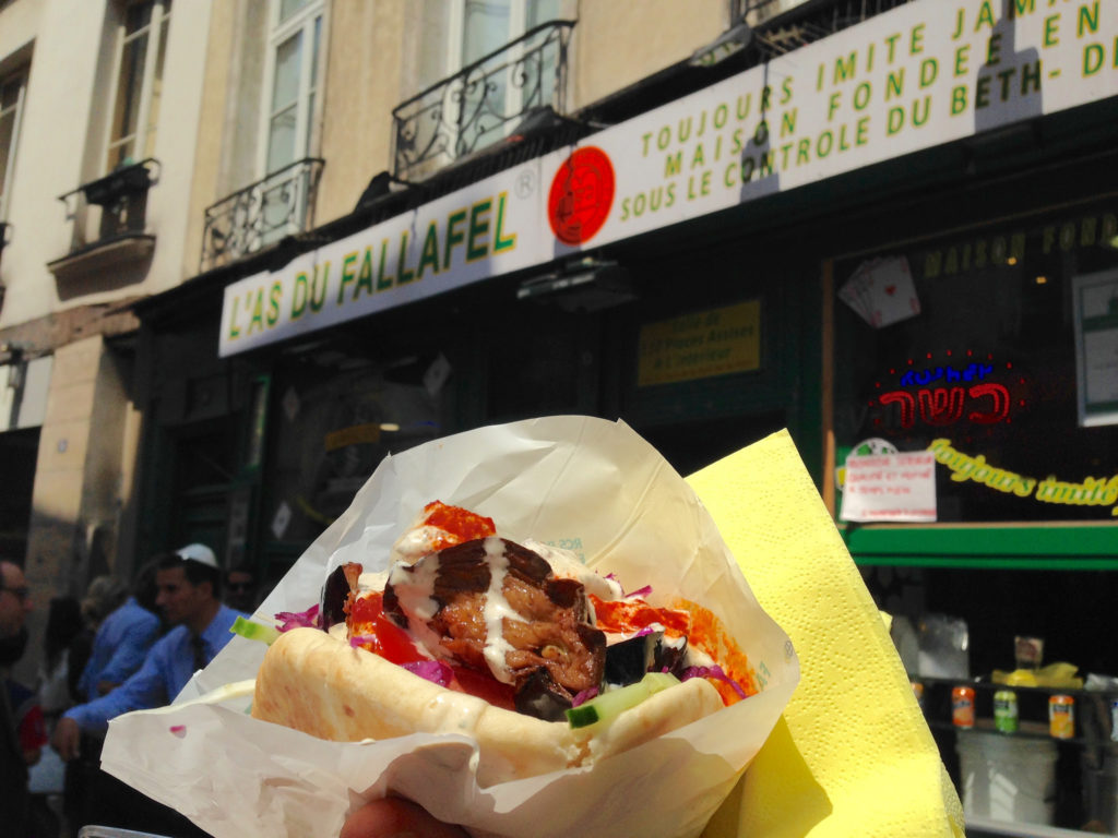 Trust and believe: the long wait at L’As du Fallafel is well worth it (Photo: Thirsty South via Flickr / CC BY 2.0)