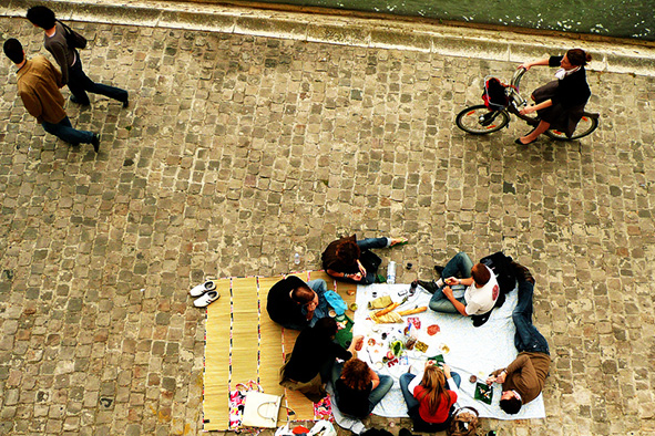 French culture is rooted in separating work and play, sharing meals with friends and family (Photo: Gideon via Flickr / CC BY 2.0)