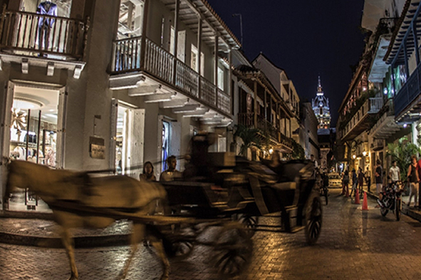 A horse and carriage passes through central Cartagena (Photo: Jairo Paez via Flickr / CC BY 2.0)