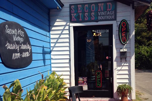 Storefront of Second Kiss Vintage in Dallas (Photo: Michelle Cervantes)