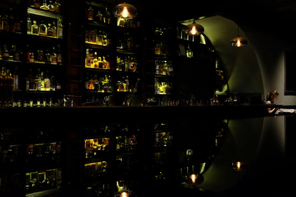 The dimly lit bar of 28 HongKong St (Photo: 28 HongKong St)