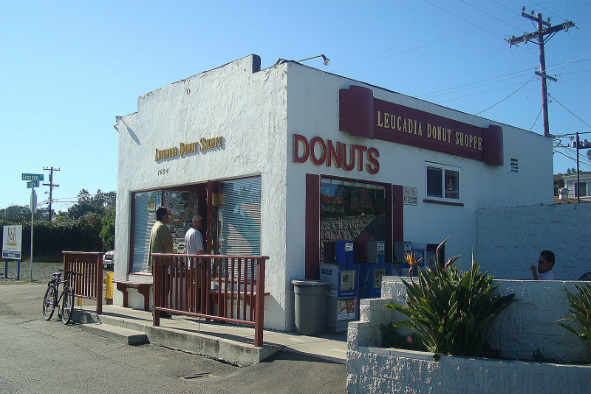  Get in line early to grab one of the popular donuts at Leucadia Donut Shoppe (Photo: Joe Wolf via Flickr / CC BY 2.0)