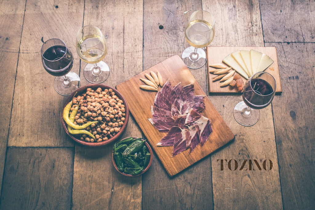 Boards, wines and snacks at Tozino (Photo: Tozino)