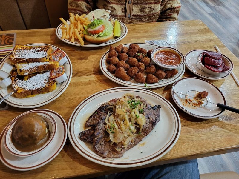 Lunch Plates That Keep People Coming Back