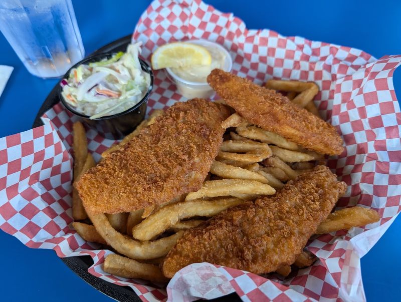 Lunch Plates That Hold Their Own