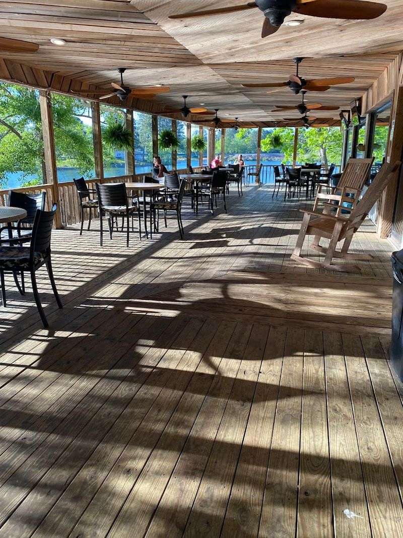 Lakeshore Inn Restaurant And Marina