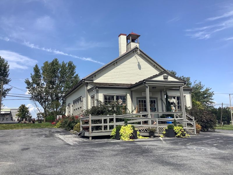 Traditional Amish Homes And Handcrafted Details