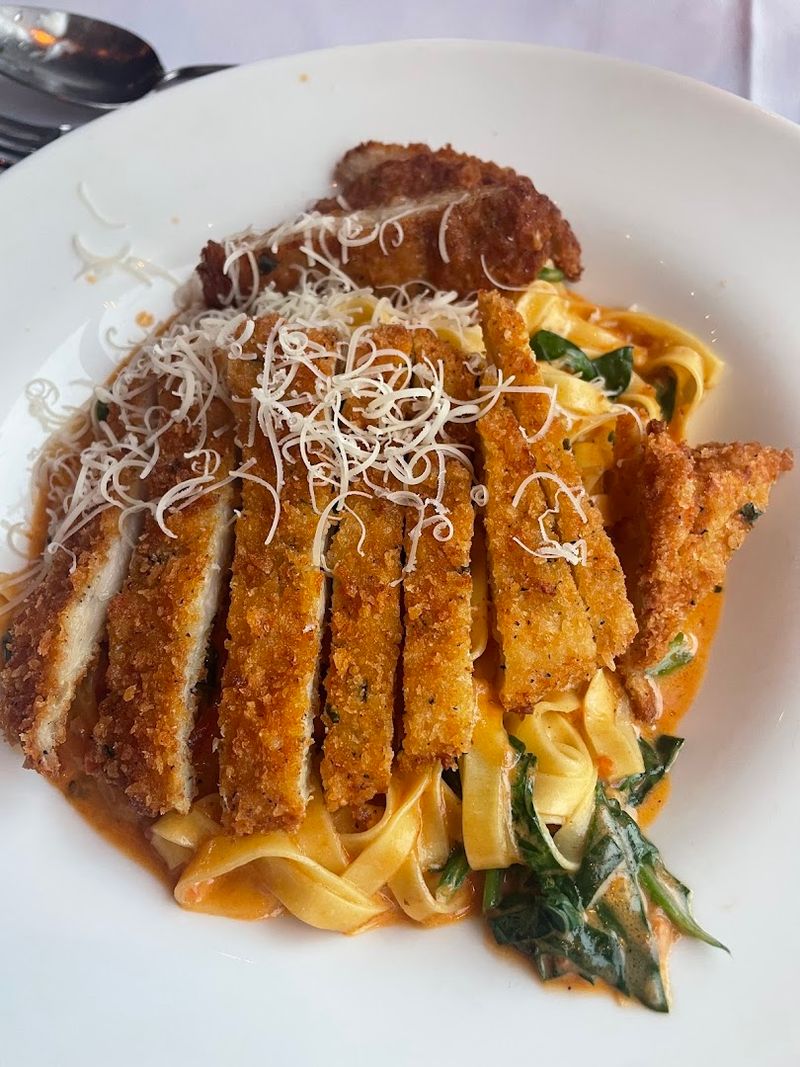 The Giant Plates That Instantly Set This Place Apart