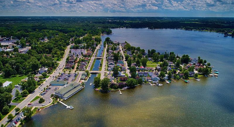 Lakeside Living That Looks Like A Postcard