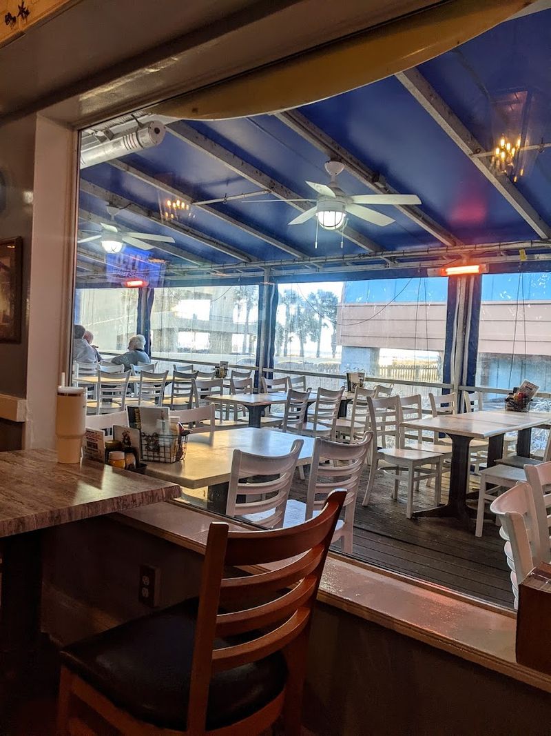 Word Of Mouth Keeps This Alabama Seafood Restaurant Packed Travelmag
