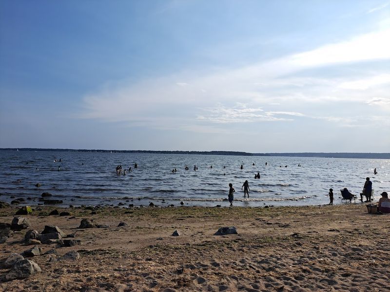 What Makes Oakland Beach The Right Backdrop For This Kind Of Meal