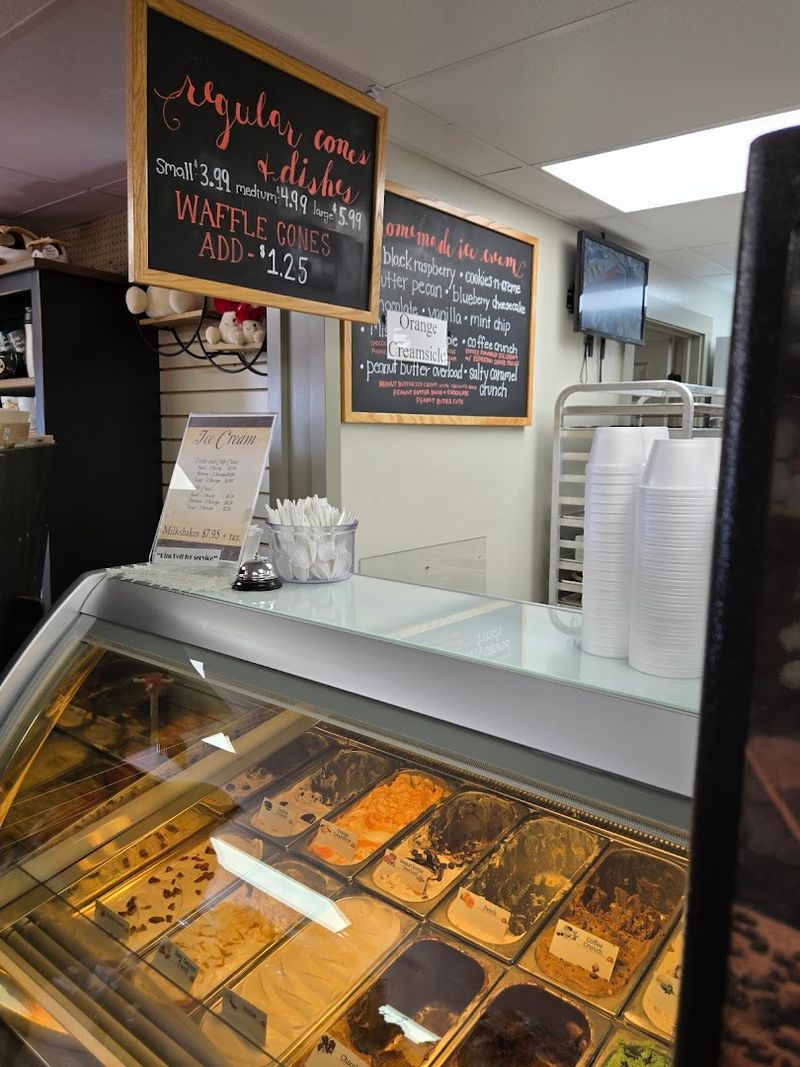 Hand-Dipped Gourmet Ice Cream For A Sweet Finishing Touch