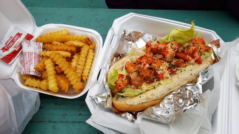 The Lobster Roll That Everyone Is Crawing