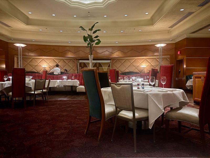 Art Deco Ambiance Inside