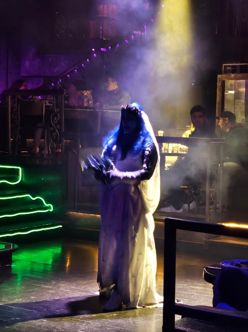 What The Entertainment Schedule Feels Like During Dinner