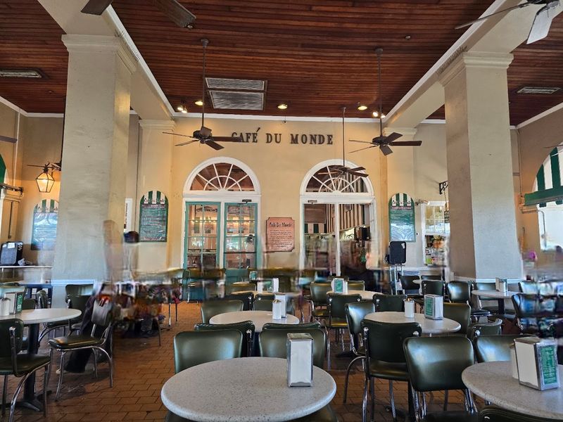 Cafe Du Monde - New Orleans (800 Decatur St)