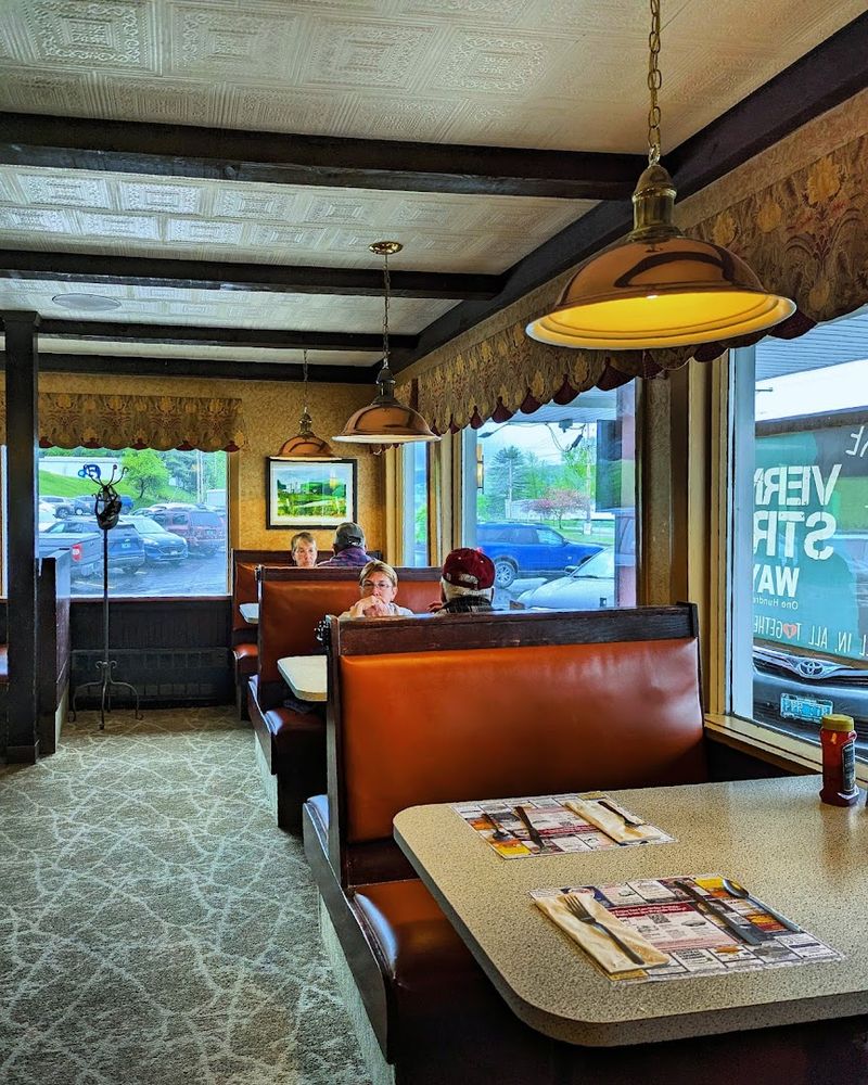 A Dining Room That Feels Like A Real Pause Button