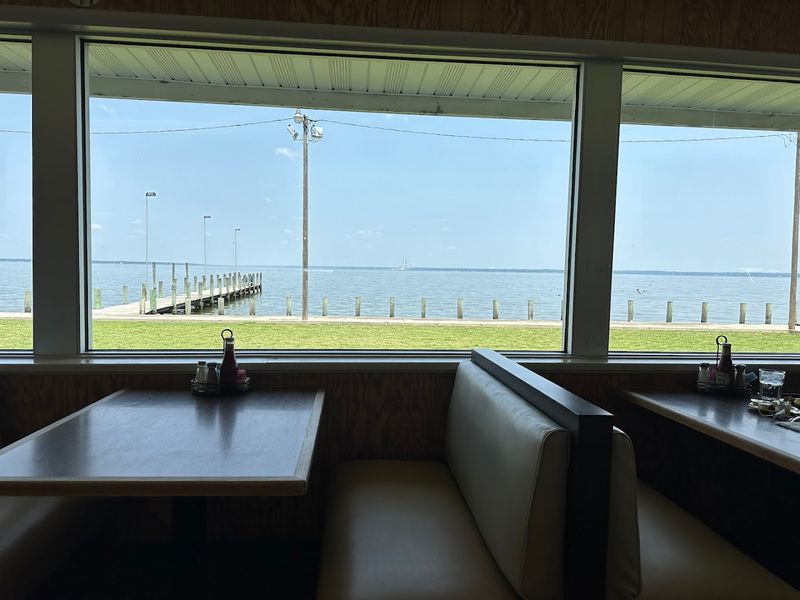 River Views That Make Lunch Feel Like A Mini Escape