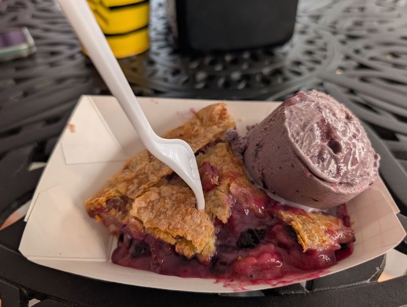 The Bumbleberry Pie That Earns Its Own Fan Club