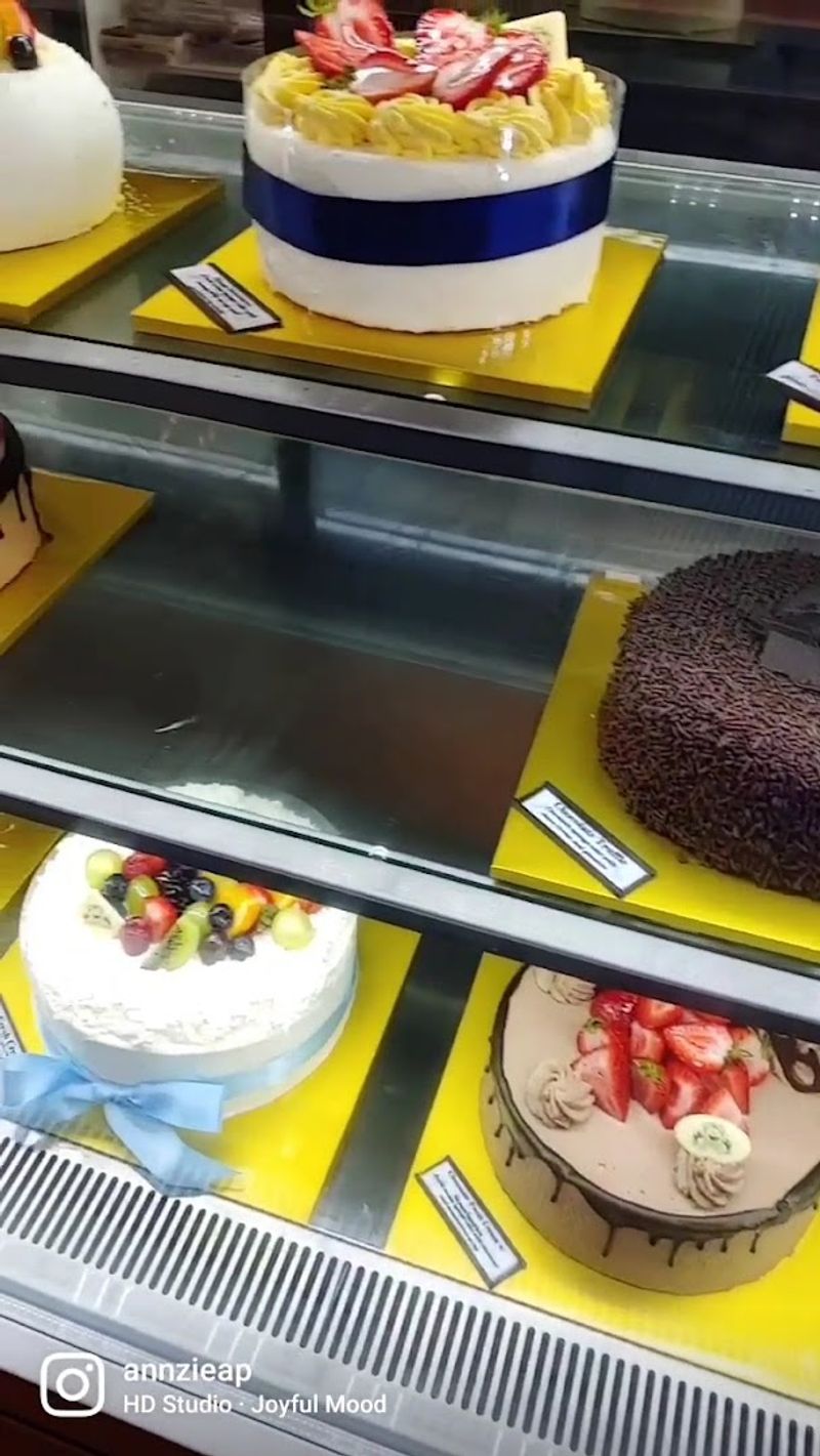 Custom Cakes Made With Surprising Precision