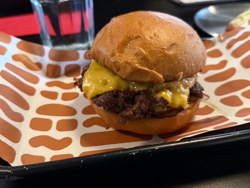The Textbook Burger And Why Everyone Keeps Ordering It
