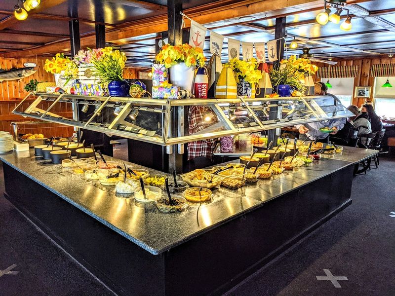 The Legendary Salad Bar That Locals Keep Coming Back For