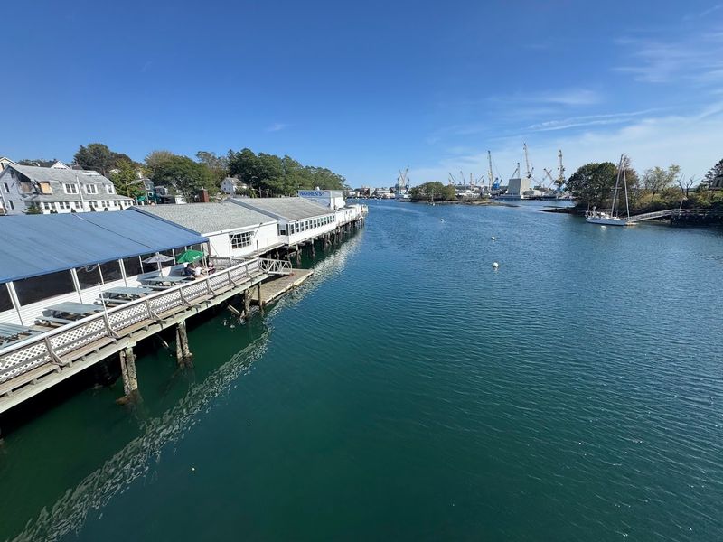 The Waterfront Setting That Makes Every Meal Feel Cinematic