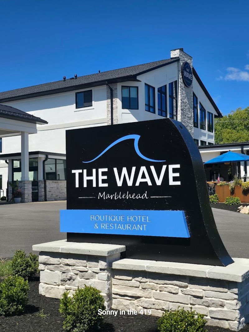 A Waterfront Setting That Instantly Resets Your Mood