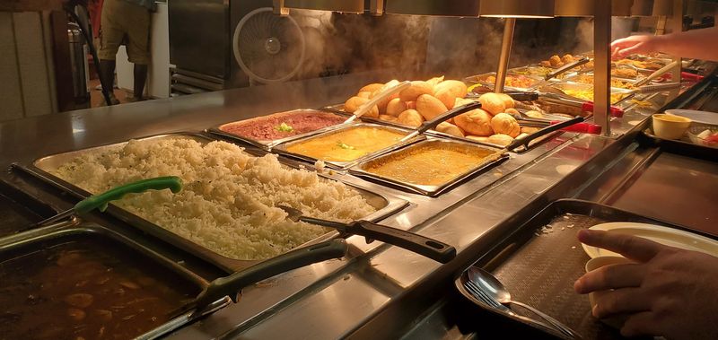 The Buffet Setup That Keeps Serious Eaters Coming Back