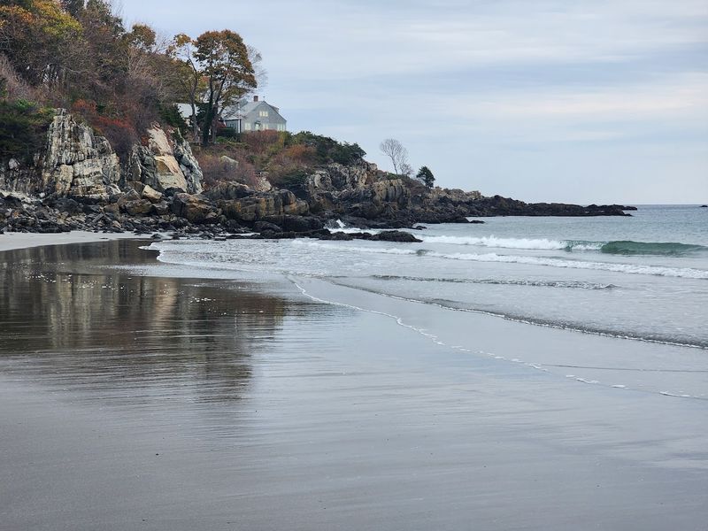 The Rocky Shoreline That Steals Every Photo