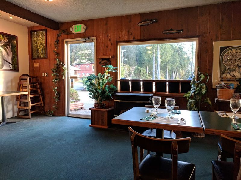 Salmon House Restaurant At Lake Quinault Lodge