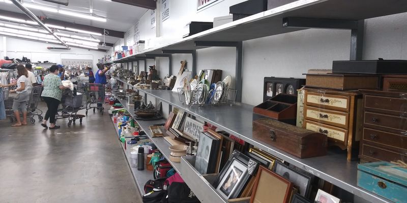 Red White & Blue Thrift Store, Harahan