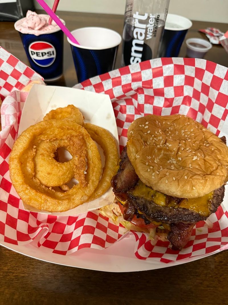 The Bacon Cheeseburger That Actually Lives Up To The Hype
