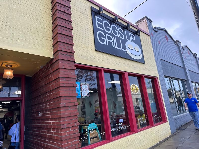 The Casual, Family-Friendly Atmosphere That Keeps People Coming Back
