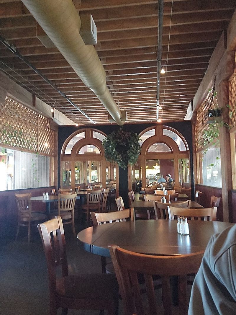 The Dining Room Atmosphere and How to Read the Room